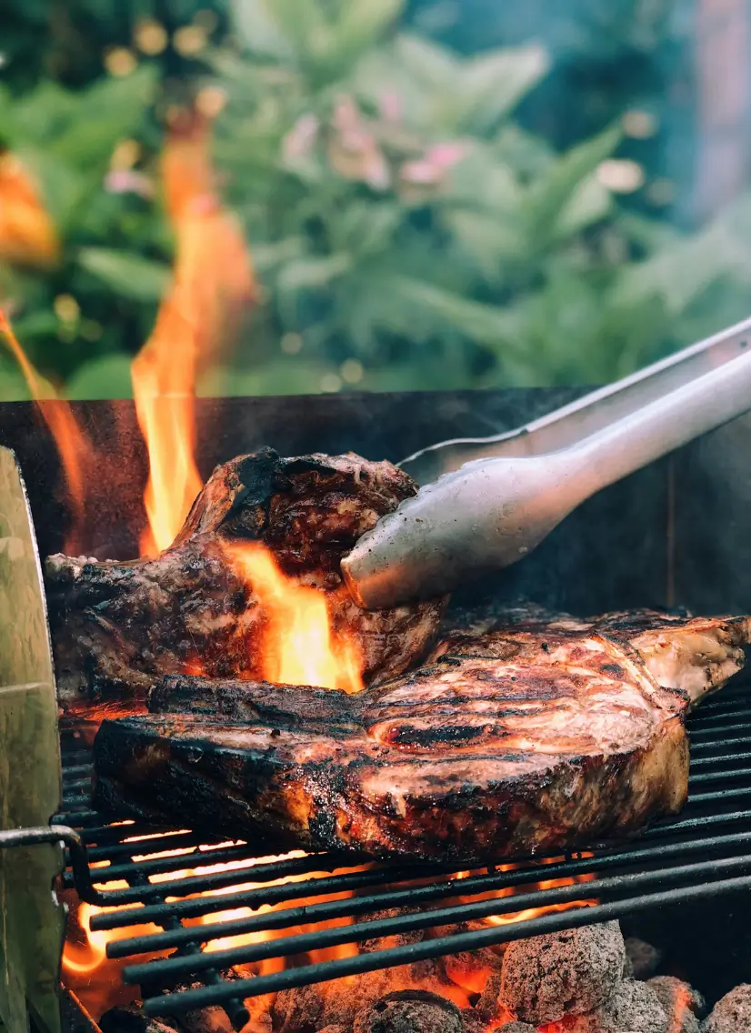 Saftiges Steak auf einem heißen Grill